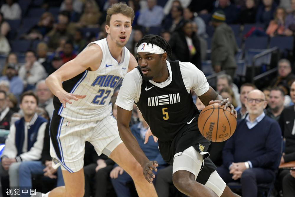 一名球员来 一名球员来